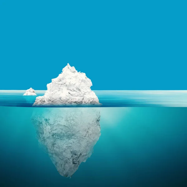 Модель айсберга на голубом океане — стоковое фото