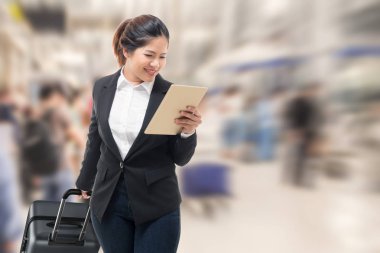 Bagaj Taşıma sırasında işkadını el holding tablet