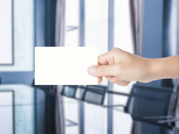 Mano celebración en blanco tarjeta de identificación — Foto de Stock