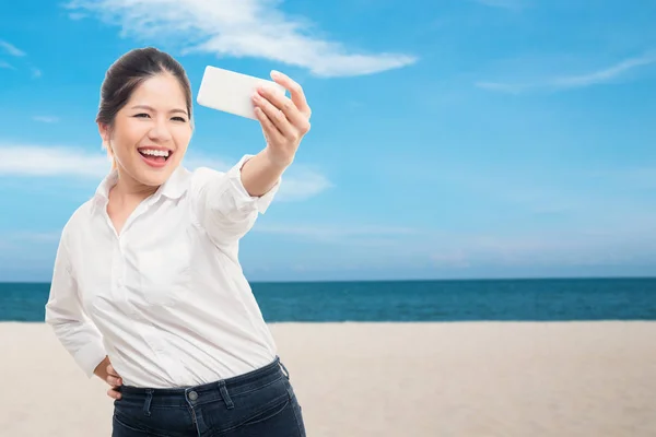 Asiático mujer selfie con naturaleza paisaje fondo — Foto de Stock