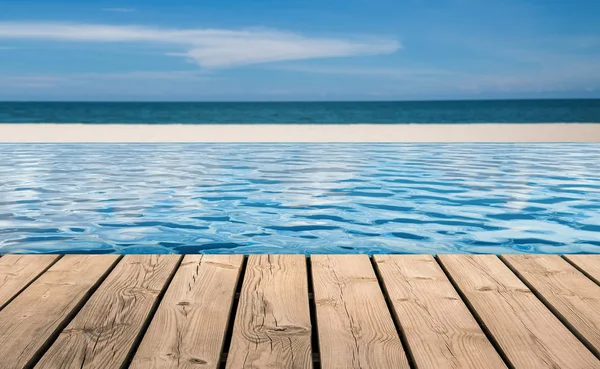 Pavimento in legno con piscina a sfioro — Foto Stock