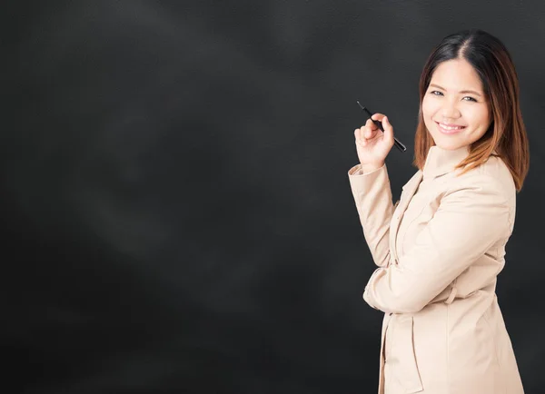 Asiático mujer de negocios celebración pluma —  Fotos de Stock