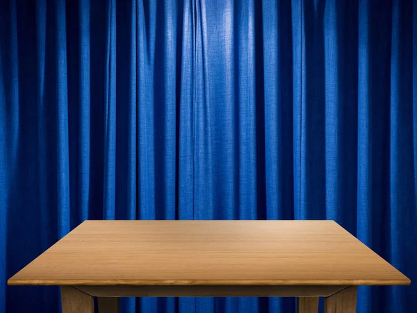 Holztisch mit blauem Vorhang Hintergrund — Stockfoto