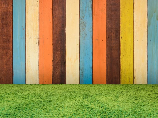 Groen gras op houten achtergrond — Stockfoto