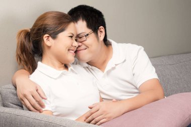 Asya çift kanepede rahatlatıcı