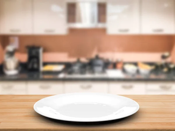 Hidangan kosong dengan latar belakang dapur — Stok Foto