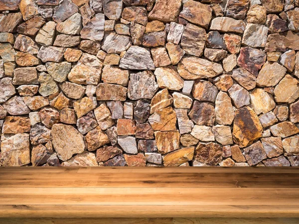 Mostrador de madera con fondo de piedra marrón — Foto de Stock
