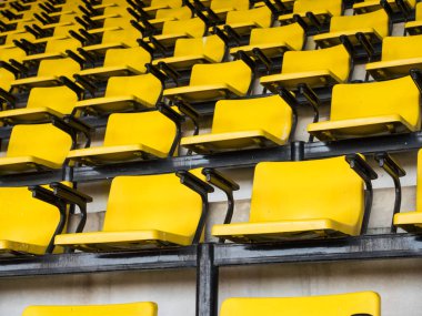 Sıraya dizilmiş boş koltuklar