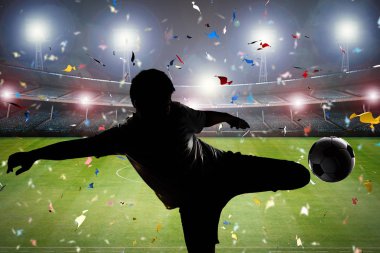 topu tekmeleme siluet futbol oyuncusu