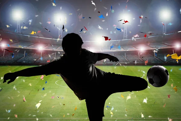 topu tekmeleme siluet futbol oyuncusu