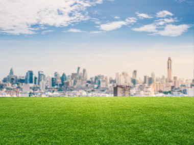 cityscape arka plan ile yeşil çimen