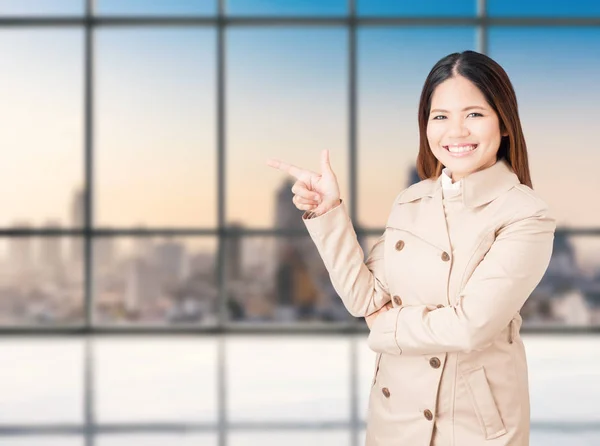 Asiático mujer de negocios apuntando dedo —  Fotos de Stock