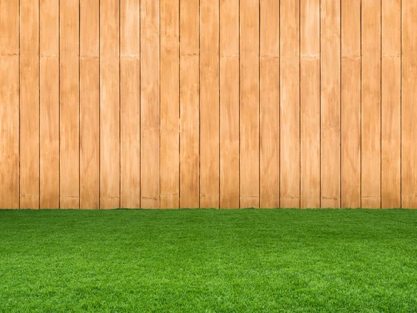 Hierba verde sobre fondo de madera —  Fotos de Stock