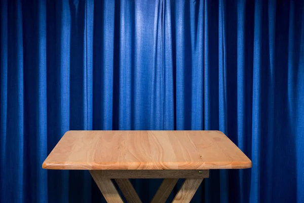 Mesa de madera con fondo de cortina — Foto de Stock