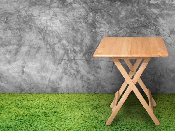 Mesa de madera con pared de cemento — Foto de Stock