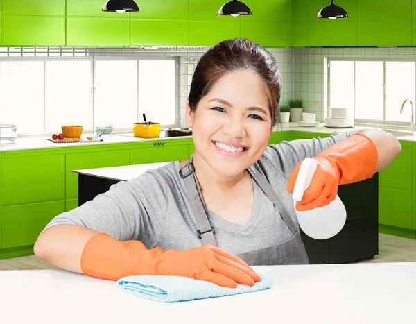 Asiático empregada doméstica limpeza na mesa — Fotografia de Stock