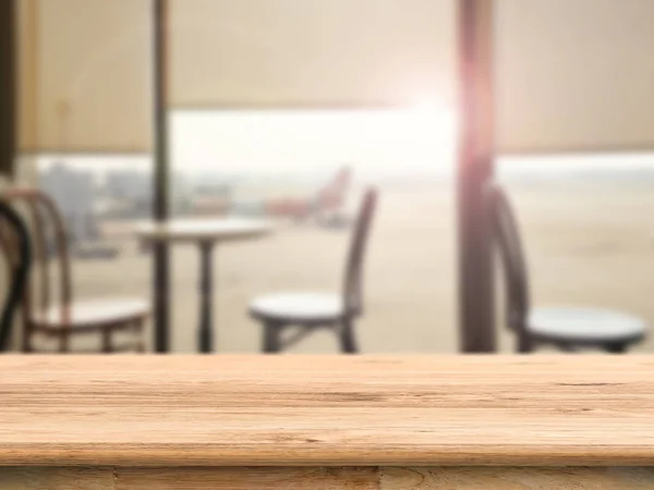 Деревянная столешница с фоном кафе — стоковое фото