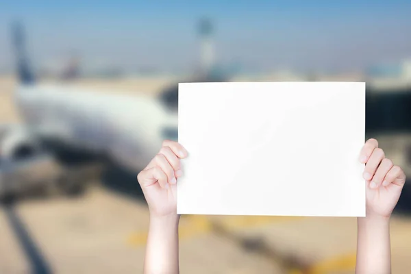 Blanco papier met vliegtuig achtergrond wazig — Stockfoto