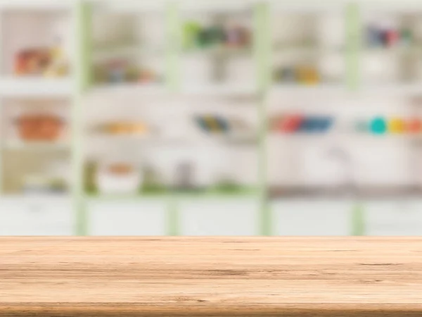 Contador de madeira com fundo armário de cozinha — Fotografia de Stock