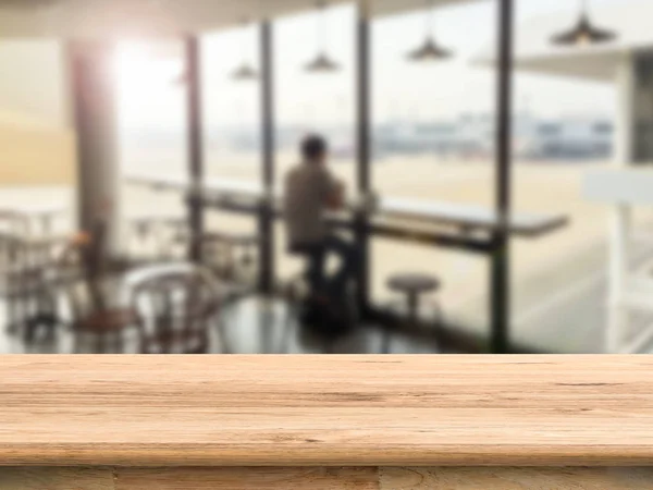Деревянная столешница с фоном кафе — стоковое фото