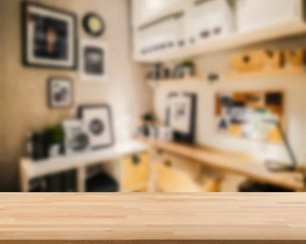 Ξύλινο πάγκο με φόντο το χώρο εργασίας — Φωτογραφία Αρχείου