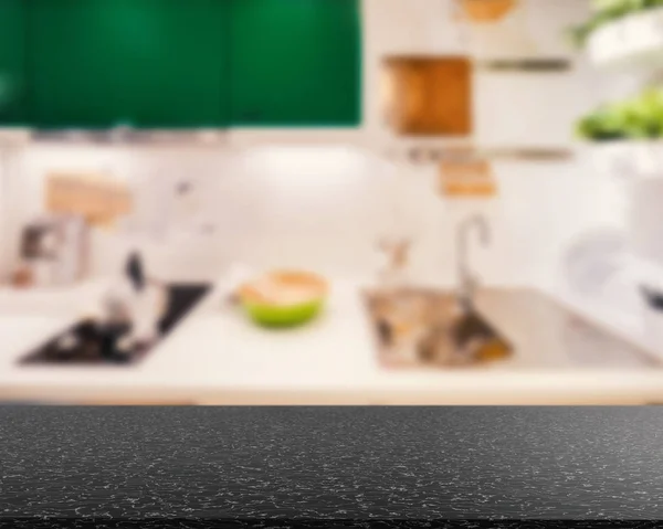 Гранитная столешница с кухонным фоном — стоковое фото