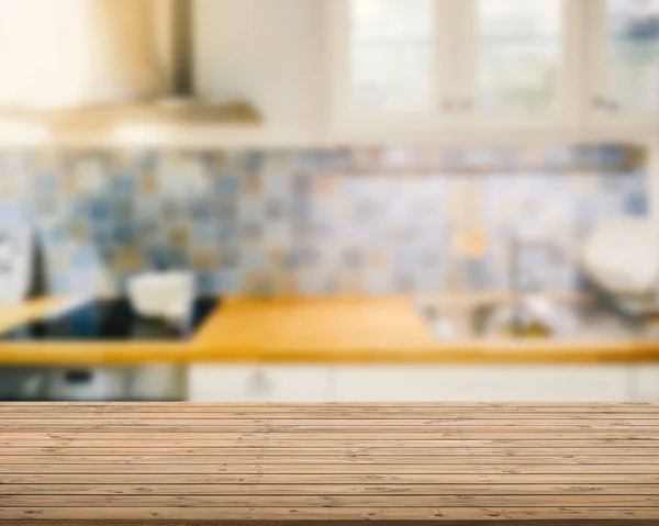 Encimera de madera con fondo de cocina — Foto de Stock