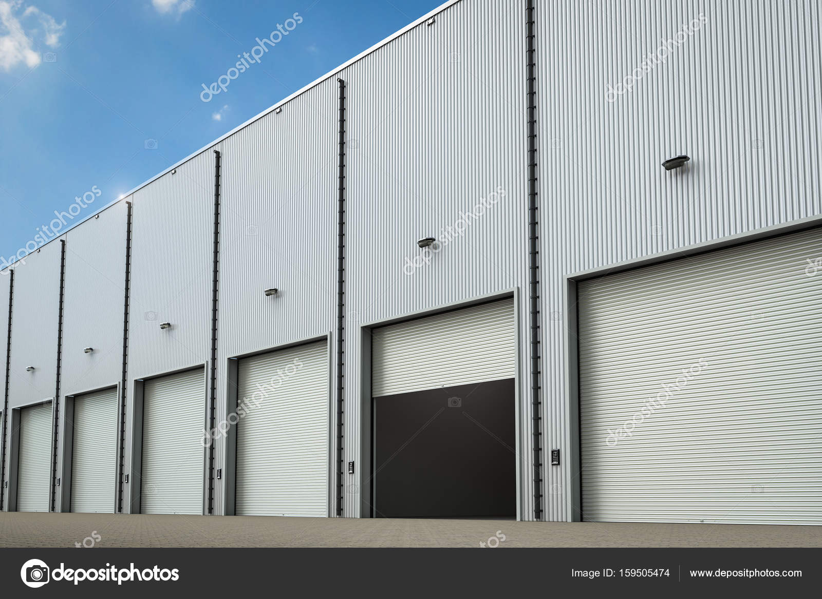 Außenbereich der Lagerhalle mit Rollladentüren — Stockfoto © phonlamai