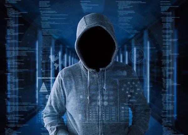 Hacker rosto vazio na sala do servidor — Fotografia de Stock