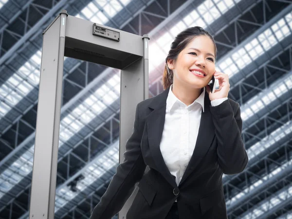 Empresaria caminar a través de puerta de seguridad — Foto de Stock