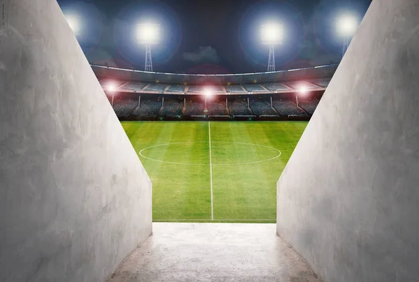 Tunnel i stadionen med grönt fält — Stockfoto