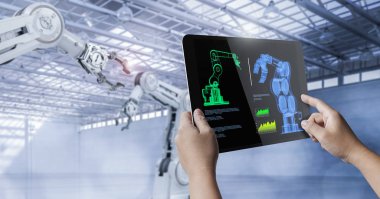 Teknisyen kontrol robotu