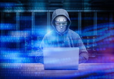 Sunucu odasında bilgisayar defteri olan 3D görüntüleme cyborg hacker 'ı