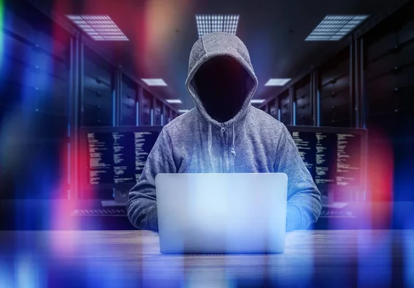 Sunucu odasında isimsiz bir hacker oluşturuluyor