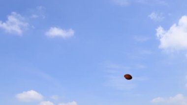 Mavi gökyüzünde Amerikan futbol topu