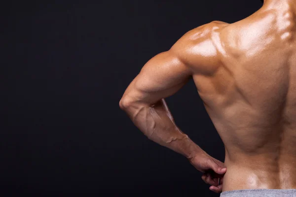 Männlicher Bodybuilder beugt sich dem Rücken — Stockfoto