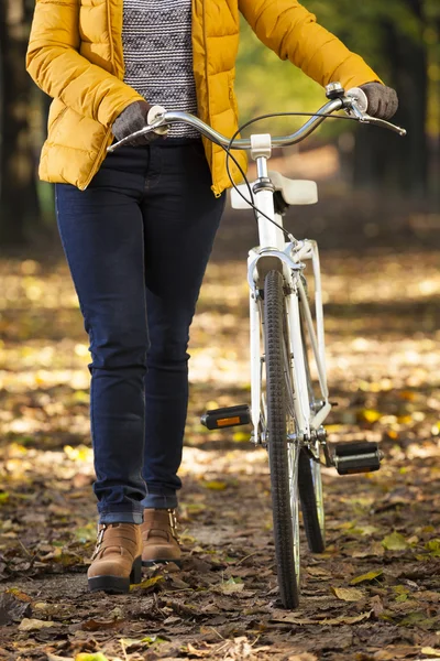 Flicka med en cykel på parken — Stockfoto