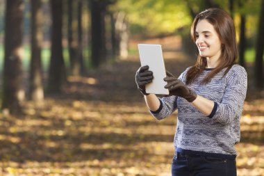 Tablet bilgisayar parkta güzel bir kadınla