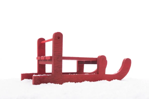 Sled de madeira vermelho na neve — Fotografia de Stock