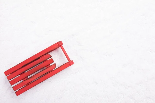 Sled vermelho de madeira na neve — Fotografia de Stock