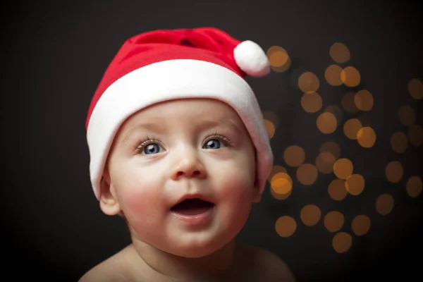 笑顔のクリスマス赤ちゃんサンタの帽子で — ストック写真
