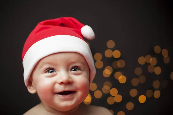 サンタの帽子で幸せな笑みを浮かべて赤ちゃん — ストック写真