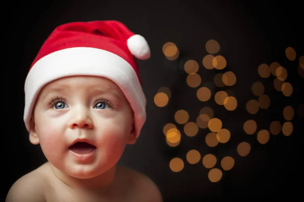 サンタの帽子と赤ちゃんのポートレート — ストック写真