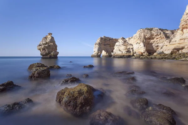 Longa exposição na praia da Marinha em Portugal — Fotografia de Stock