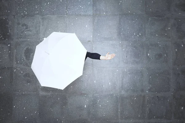 Mulher escondida sob guarda-chuva e verificar se está chovendo — Fotografia de Stock