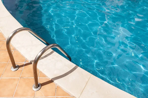 Vista superior de uma piscina com escada — Fotografia de Stock