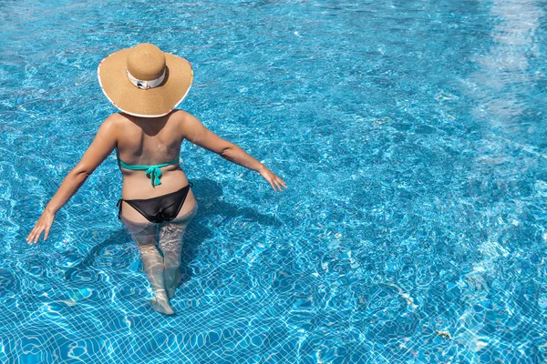 Mulher andando na piscina — Fotografia de Stock