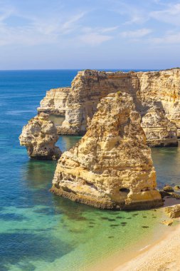 Güzel sarı uçurumlar ile Marinha plaj