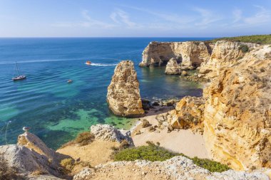 Plaja yakın Mağaralar gelen turist tekneler