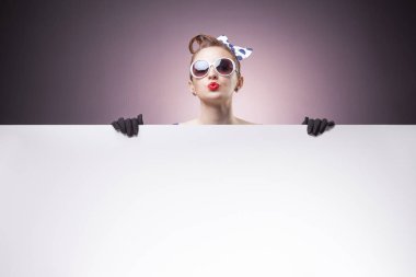 Holding beyaz bir yönetim kurulu pin Up kız 